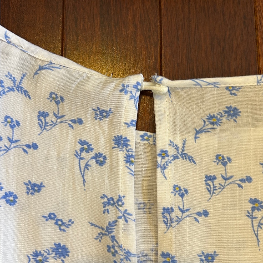 Fun 2 Fun Floral Blue and White Women's Top - Picture 6 of 7